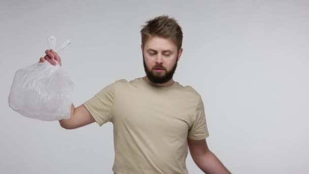 Homme Barbu Faisant Choix Entre Sac Plastique Emballage Papier Choisissant — Video