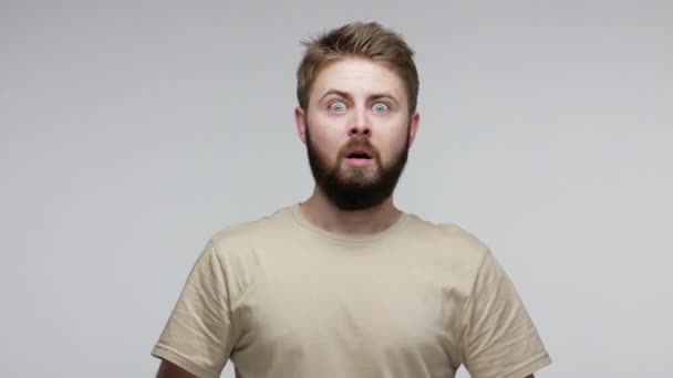 Ongelofelijk Een Man Met Een Baard Die Zich Geschokt Voelt — Stockvideo