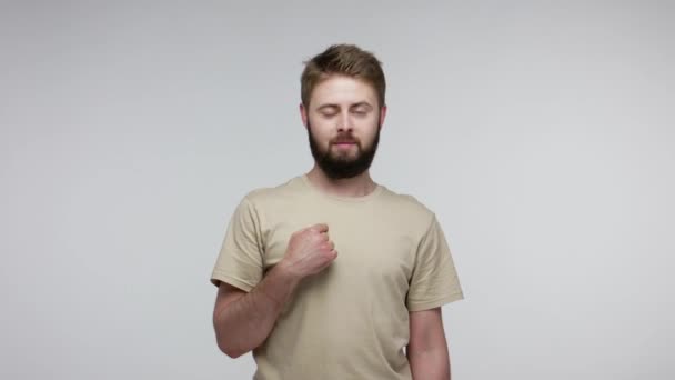 Красивий Егоїстичний Бородатий Чоловік Відчуває Себе Дуже Гордим Вказуючи Себе — стокове відео