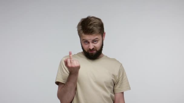 Verrückter Bärtiger Mann Mit Rowdybärtchen Der Seine Mittelfinger Zeigt Protest — Stockvideo