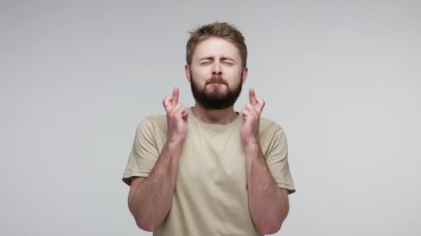낙관적 턱수염을 사람은 행운을 손가락을 교차하여 소원을 빌다가 축하하는 이커다란 — 비디오