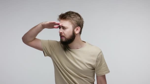 Hombre Barbudo Atento Mirando Cuidadosamente Lejos Inspeccionando Horizonte Sosteniendo Mano — Vídeos de Stock