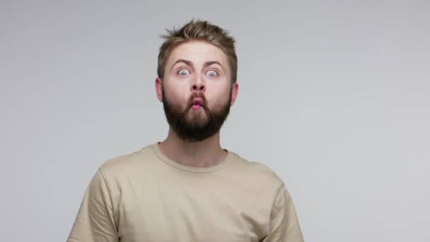 Verrast Grappige Man Met Een Baard Kijkend Naar Camera Met — Stockvideo