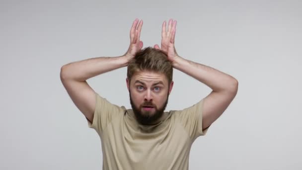 Boynuz Hareketi Yapan Komik Sakallı Adam Boynuzlu Boğa Gibi Boynuzları — Stok video