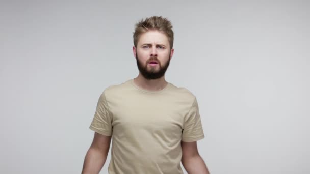 Que Que Queres Irritado Frustrado Barbudo Com Barba Levantando Mãos — Vídeo de Stock