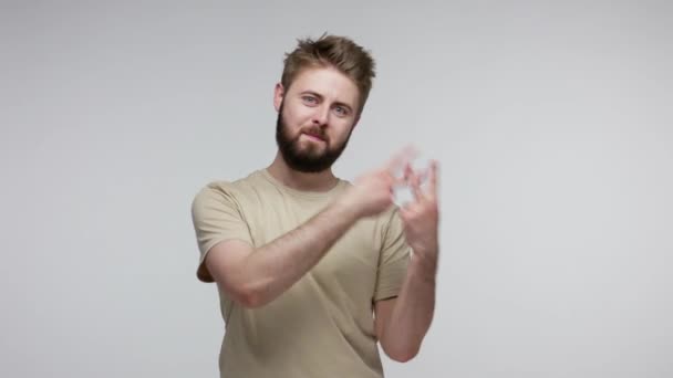 Trendy Man Met Baard Shirt Die Hashtag Gebaar Maakt Kijkend — Stockvideo