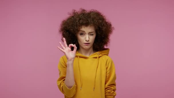 Порядку Досить Позитивна Дівчина Зачісці Светрі Показує Добре Знак Руки — стокове відео