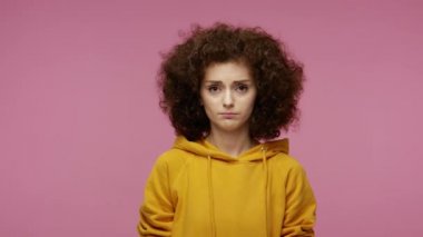 Depresyon, üzüntü, olumsuz duygular. Kapüşonlu, üzgün, dramatik ağlayan, endişeli, üzgün bir kız saç stili. Pembe arka planda kapalı stüdyo çekimleri
