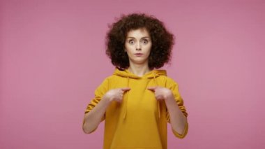 Vay canına, bu benim! Kapüşonlu afro saçlı, şaşırmış bir ifadeyle, şaşırmış bir ifadeyle, kendi başarısı karşısında şoke olmuş, hayrete düşmüş bir kız. Pembe arka planda kapalı stüdyo çekimleri