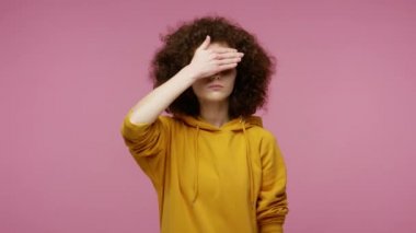 - Buna bakmak istemiyorum! - Hayır! Kapüşonlu kız saçı utanç verici bir şey izlemekten kaçınıyor, jest yapıyor, utangaç hissediyor ve gözlerini saklıyor. Stüdyo çekimi pembe arkaplanda izole edildi