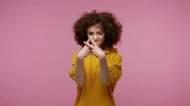 Kapüşonlu afro saçlı neşeli kız hashtag jesti, viral web içeriğini etiketleme internet kaynakları ve sosyal ağ üzerine ünlü bir fikir. Pembe arka planda kapalı stüdyo çekimleri