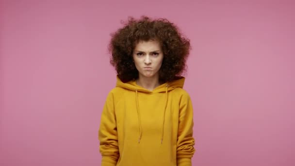 Wütend Wütende Mädchen Afro Frisur Kapuzenpulli Hebt Die Hände Krallen — Stockvideo