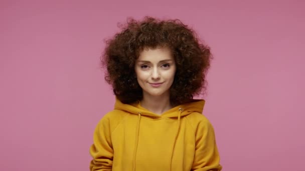 Piękny Uroczy Dziewczyna Afro Fryzura Bluzie Mrugając Figlarnie Flirt Patrząc — Wideo stockowe