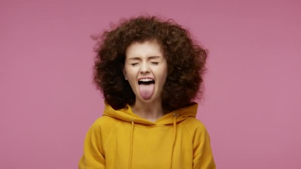 Kaygısız Afro Saçlı Kapüşonlu Dilini Dışarı Çıkaran Kameranın Önünde Eğlenen — Stok video