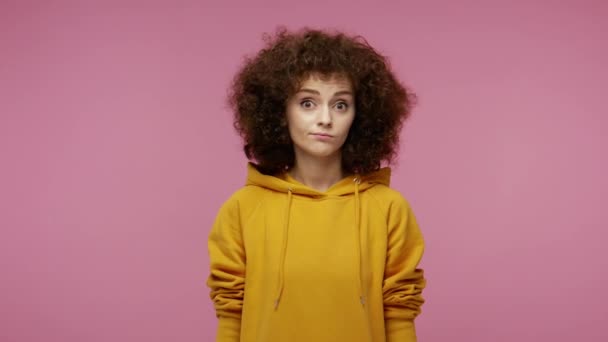 Στοχαστικό Μπερδεμένο Κορίτσι Afro Hairstyle Hoodie Αναζητούν Μεγάλα Μάτια Κατάπληκτος — Αρχείο Βίντεο