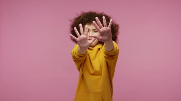 Ich Fürchte Frustrierte Verängstigte Mädchen Afro Frisur Kapuzenpullover Die Hände — Stockvideo