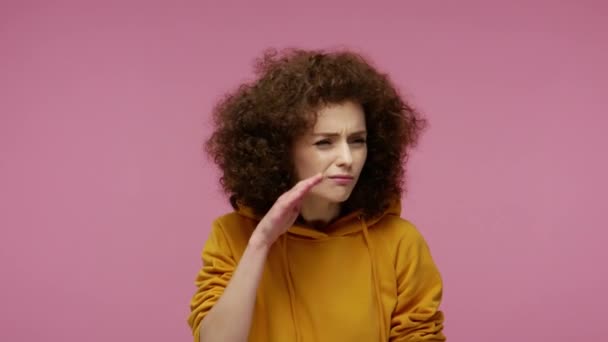 Ich Kann Dich Nicht Hören Bitte Wiederholen Verwirrte Afro Frisur — Stockvideo