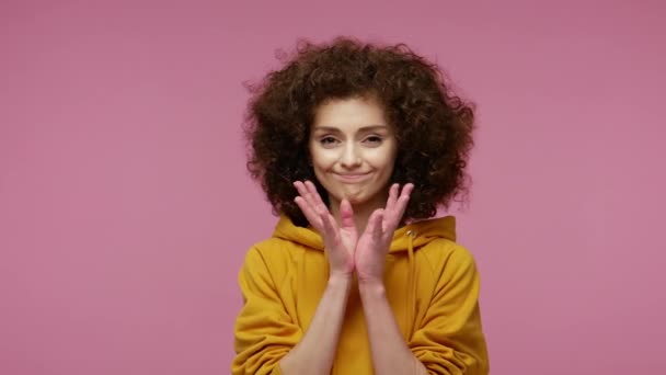 Chica Astuta Afro Peinado Sudadera Con Capucha Pensando Trucos Tortuosos — Vídeos de Stock