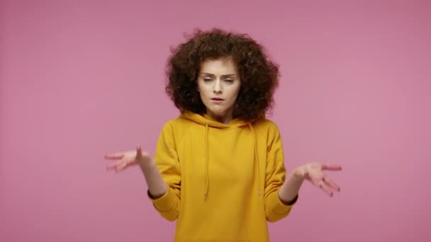 Hur Kunde Missnöjd Förvirrad Irriterad Flicka Afro Frisyr Luvtröja Höja — Stockvideo