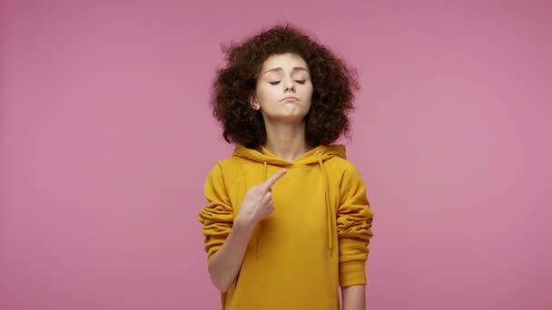 Sou Melhor Menina Arrogante Egoísta Afro Penteado Com Capuz Apontando — Vídeo de Stock