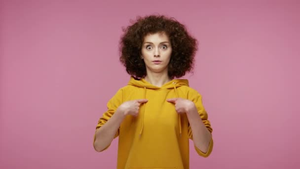 Wow Dit Ben Verbaasd Enthousiast Meisje Afro Kapsel Hoodie Wijzend — Stockvideo