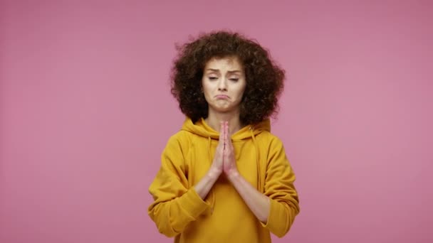 Tolong Aku Mohon Gadis Marah Afro Gaya Rambut Dalam Hoodie — Stok Video