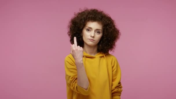 Lägg Missnöjd Flicka Afro Frisyr Luvtröja Visar Långfinger Till Kamera — Stockvideo