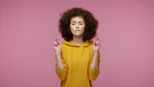 Meisje Afro Kapsel Hoodie Staat Met Haar Ogen Dicht Met — Stockvideo