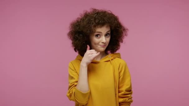 Charmantes Mädchen Afro Frisur Kapuzenpulli Zeigt Rufen Sie Mich Geste — Stockvideo