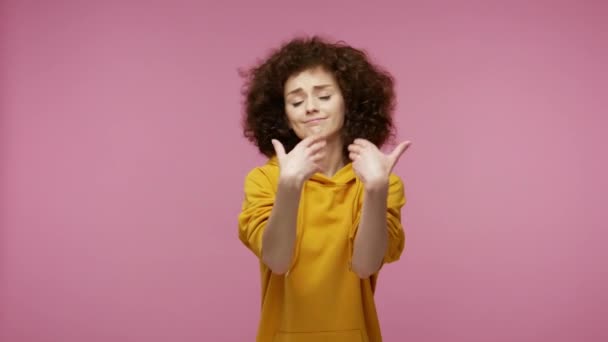 Menselijke Vriendelijkheid Vrijgevigheid Positief Meisje Afro Kapsel Hoodie Uitstrekken Handen — Stockvideo