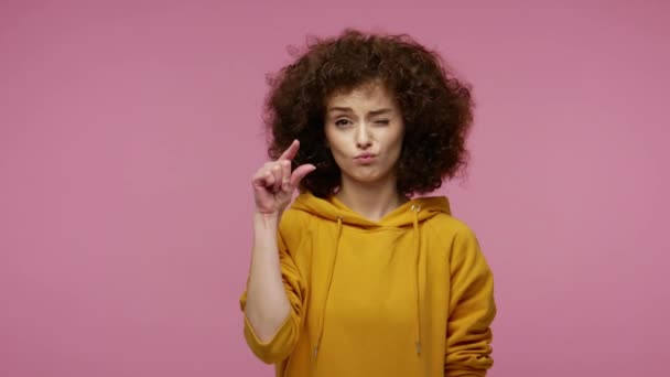 Too Small Girl Afro Hairstyle Hoodie Showing Little Bit Sign — Stock Video