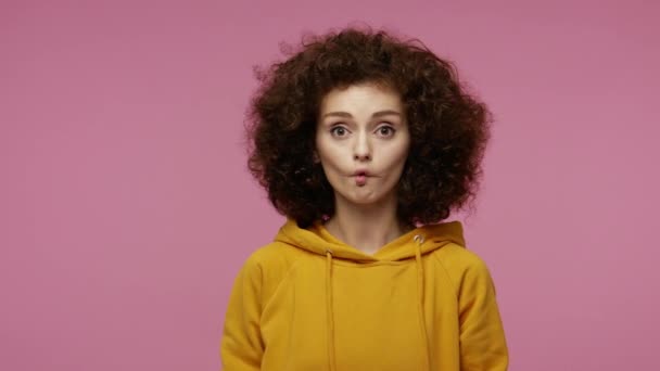 Fantastisk Flicka Afro Frisyr Hoodie Gör Skålen Ansikte Med Trut — Stockvideo