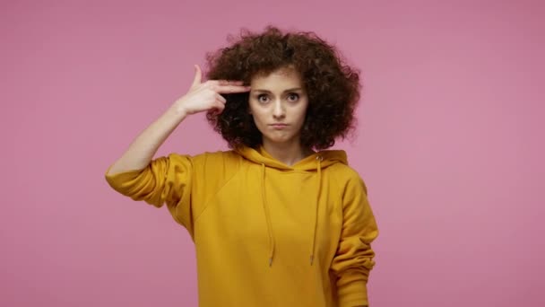 Gesto Suicida Deprimida Menina Afro Penteado Com Capuz Apontando Dedo — Vídeo de Stock