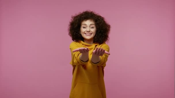 Pojď Mně Milá Dívka Afro Účesem Mikině Natahující Ruce Gestem — Stock video