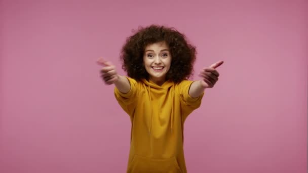 Chodź Moje Ramiona Podekscytowany Uprzejmy Dziewczyna Afro Fryzura Bluzie Dając — Wideo stockowe