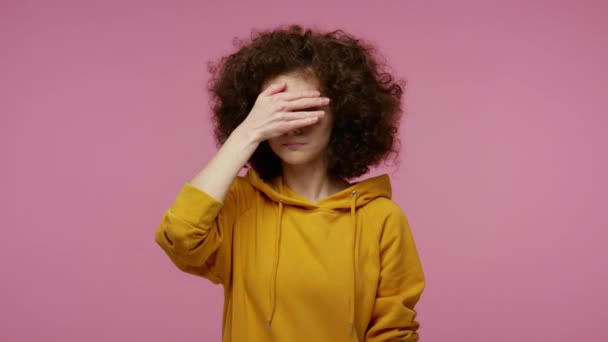 Positivo Sorridente Ragazza Afro Acconciatura Felpa Con Cappuccio Sbirciando Tra — Video Stock