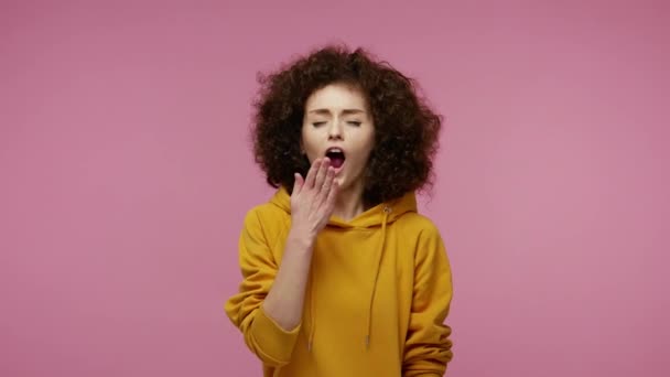 Erschöpfte Afro Frisur Eines Mädchens Kapuzenpullover Die Weit Gähnt Schläfrig — Stockvideo