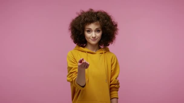 Chodź Mną Piękna Dziewczyna Afro Fryzura Kapturze Skokowy Gest Jednym — Wideo stockowe