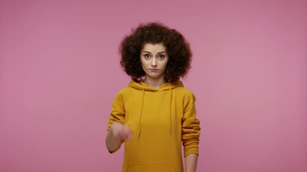 Idiota Menina Afro Penteado Com Capuz Mostrando Gesto Estúpido Apontando — Vídeo de Stock