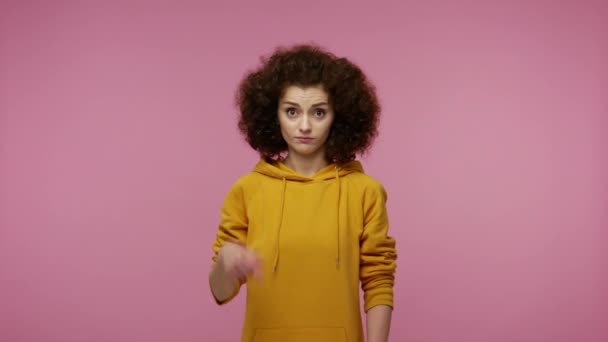 You Dumb Idiot Girl Afro Hairstyle Hoodie Showing Stupid Gesture — Stock Video