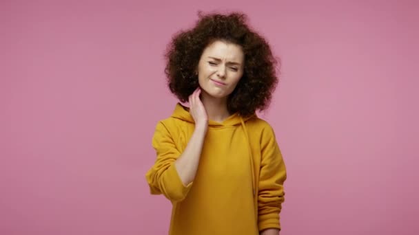 Poco Saludable Chica Cansada Afro Peinado Sudadera Con Capucha Tocando — Vídeos de Stock