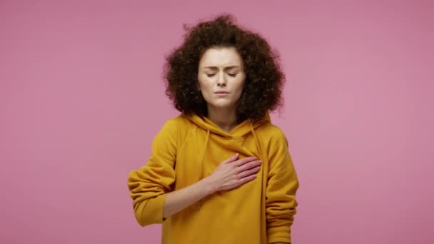 Herzprobleme Junge Ermüdete Frau Afro Frisur Kapuzenpullover Umklammernde Brust Gefühl — Stockvideo