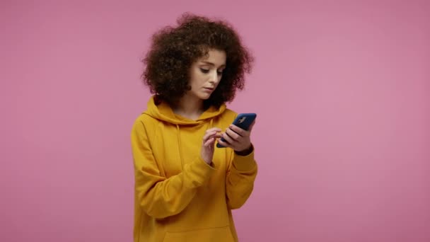 Chica Afro Peinado Sudadera Con Capucha Chat Red Social Lista — Vídeos de Stock