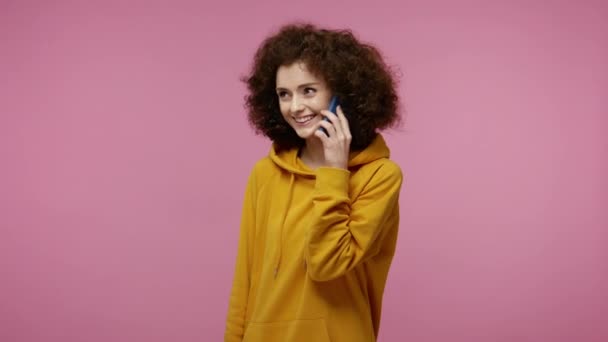 Stylová Dívka Afro Účes Mikině Mluví Mobilním Telefonu Usmívá Šťastně — Stock video
