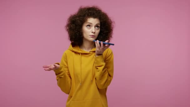 Tecnología Móvil Inteligente Voz Digital Hermoso Peinado Afro Chica Sudadera — Vídeos de Stock