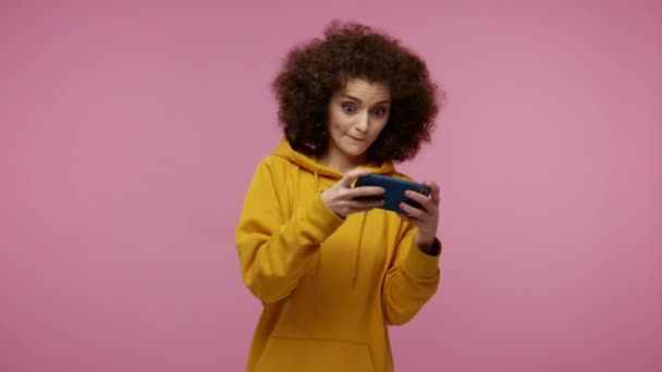 Mobil Eğlence Uygulaması Kapüşonlu Kapüşonlu Kız Saç Stili Cep Telefonuyla — Stok video