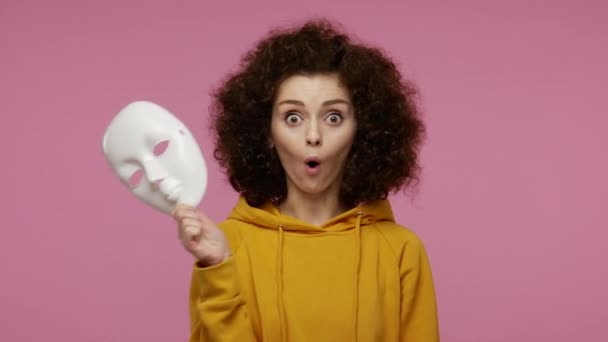 Concepto Personalidad Múltiple Chica Afro Peinado Actuando Diferentes Emociones Quitándose — Vídeos de Stock