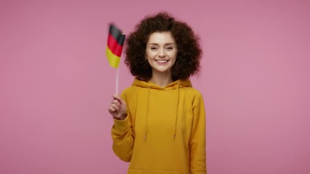 Fröhliches Patriotisches Mädchen Mit Afrofrisur Kapuzenpulli Deutschland Fahne Schwenkend Und — Stockvideo