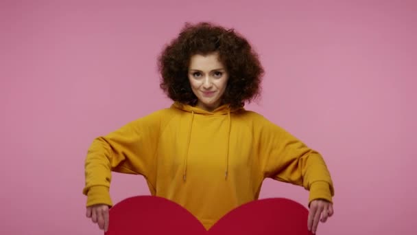 Szczęśliwych Walentynek Wesoła Dziewczyna Afro Fryzura Bluzie Trzymając Duże Serce — Wideo stockowe