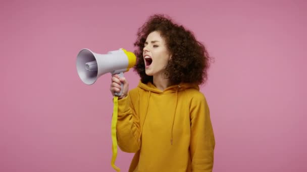 Legrační Dívka Afro Účes Mikině Mluví Megafonem Vyhlašuje Zprávy Hlasitě — Stock video